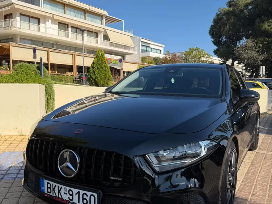 Mercedes A-Class AMG δίπλα στη θάλασσα